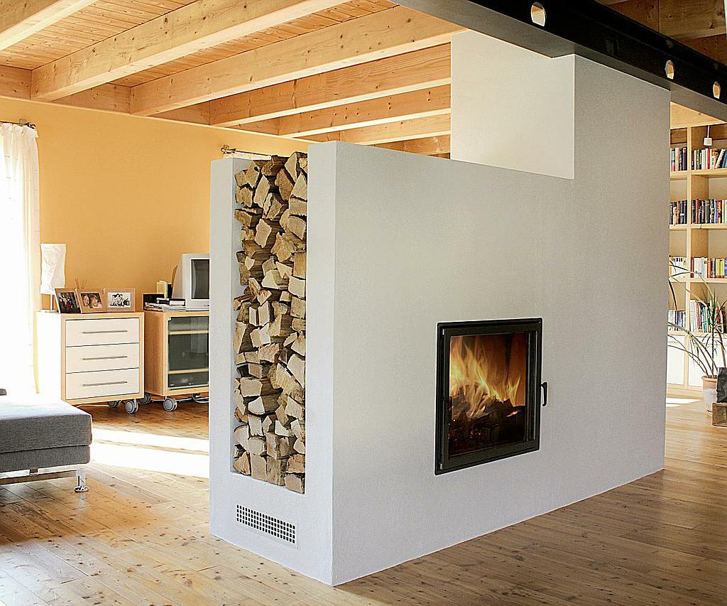 Moderner Speicherofen mit sichtbarem Holzlager in einem hellen wohnzimmer mit Holzdecke und Parkettboden