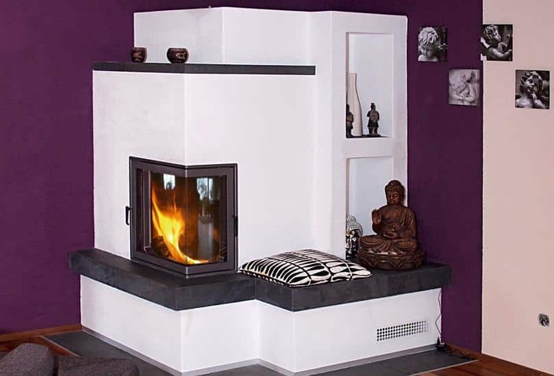 Eckkamin mit schwarzer Sitzbank in modernem Wohnraum mit violetter Wand und asiatischen Dekoelementen