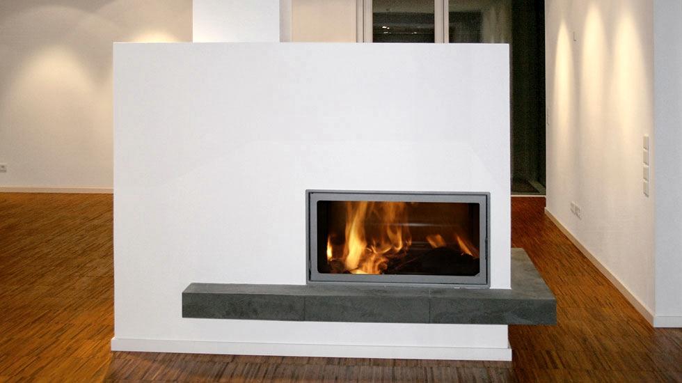 Moderner Raumteiler-Kamin mit horizontaler Sichtscheibe in offenem Wohnbereich mit Holzfußboden