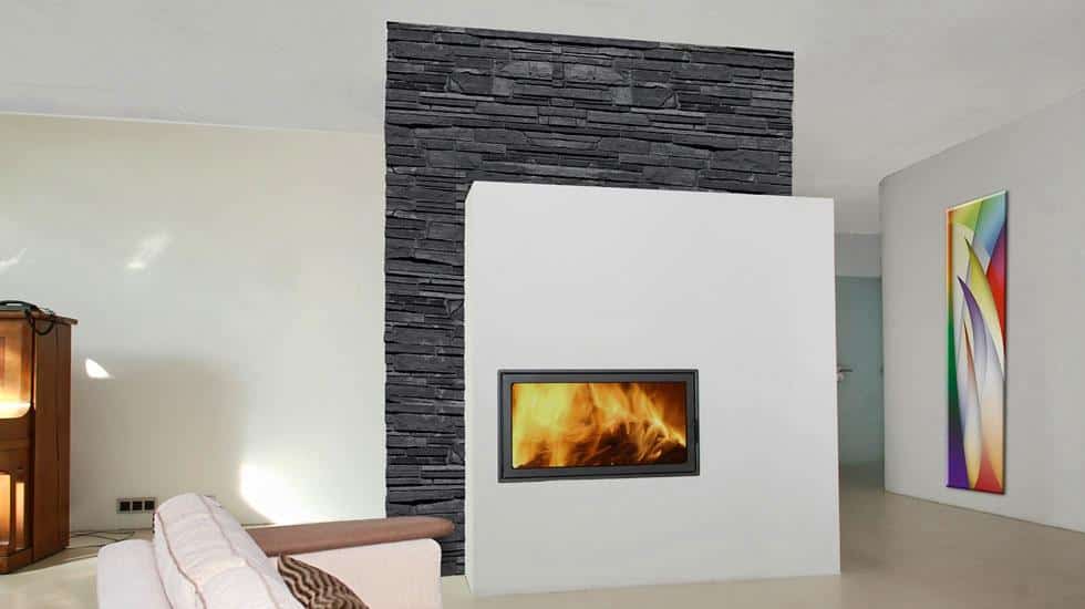 Moderner Kamin mit breiter Sichtscheibe und schwarzer Steinrückwand in minimalistischem Wohnraum mit bunter Wandkunst