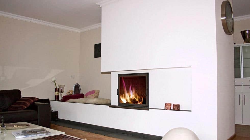 Moderner Kamin mit integrierter Liegefläche in gemütlichem Wohnzimmer mit heller Wandgestaltung