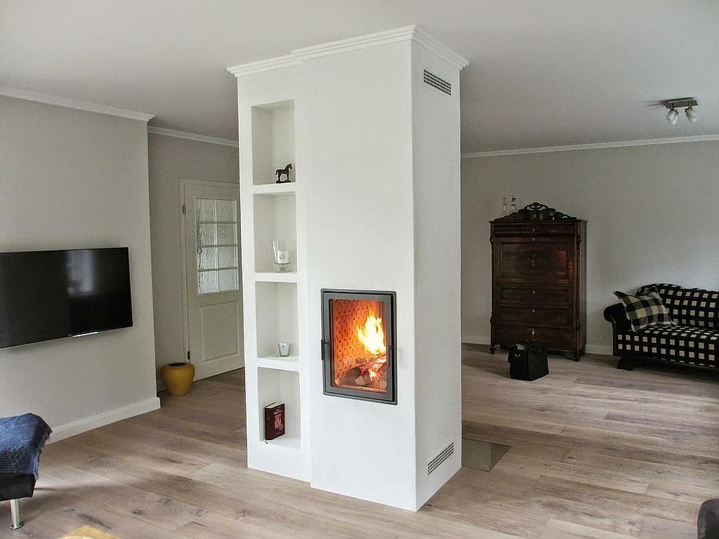 Schmaler Kamin mit Regalnischen in hellem Wohnzimmer mit Parkettboden und klassischen Möbeln