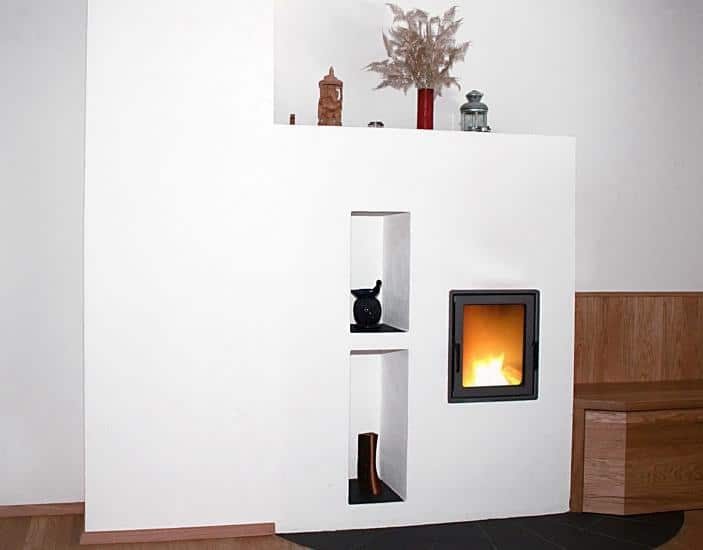 Schlichter Kaminofen mit integrierten Wandnischen und Eckbank aus Holz in modernem Wohnraum
