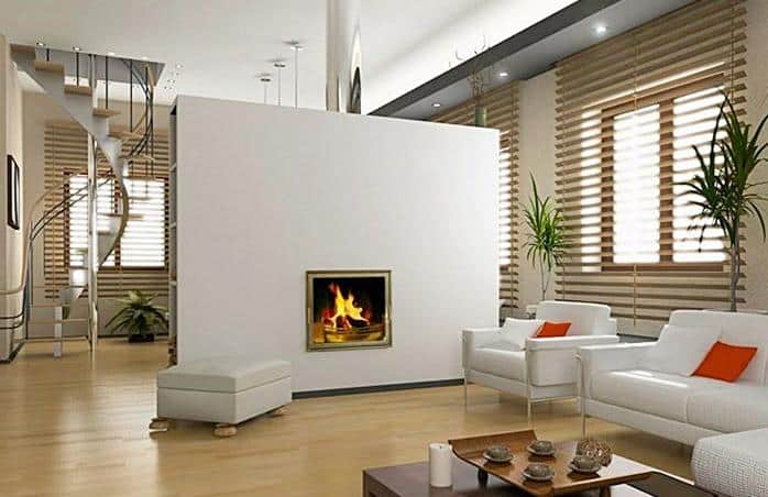 Moderner Kaminofen mit goldfarbenem Rahmen in offenem Wohnraum mit heller Einrichtung und Design-Treppe