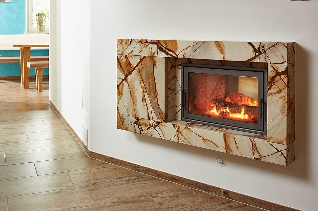 Moderner Wandkamin mit Natursteinverkleidung und Feueransicht