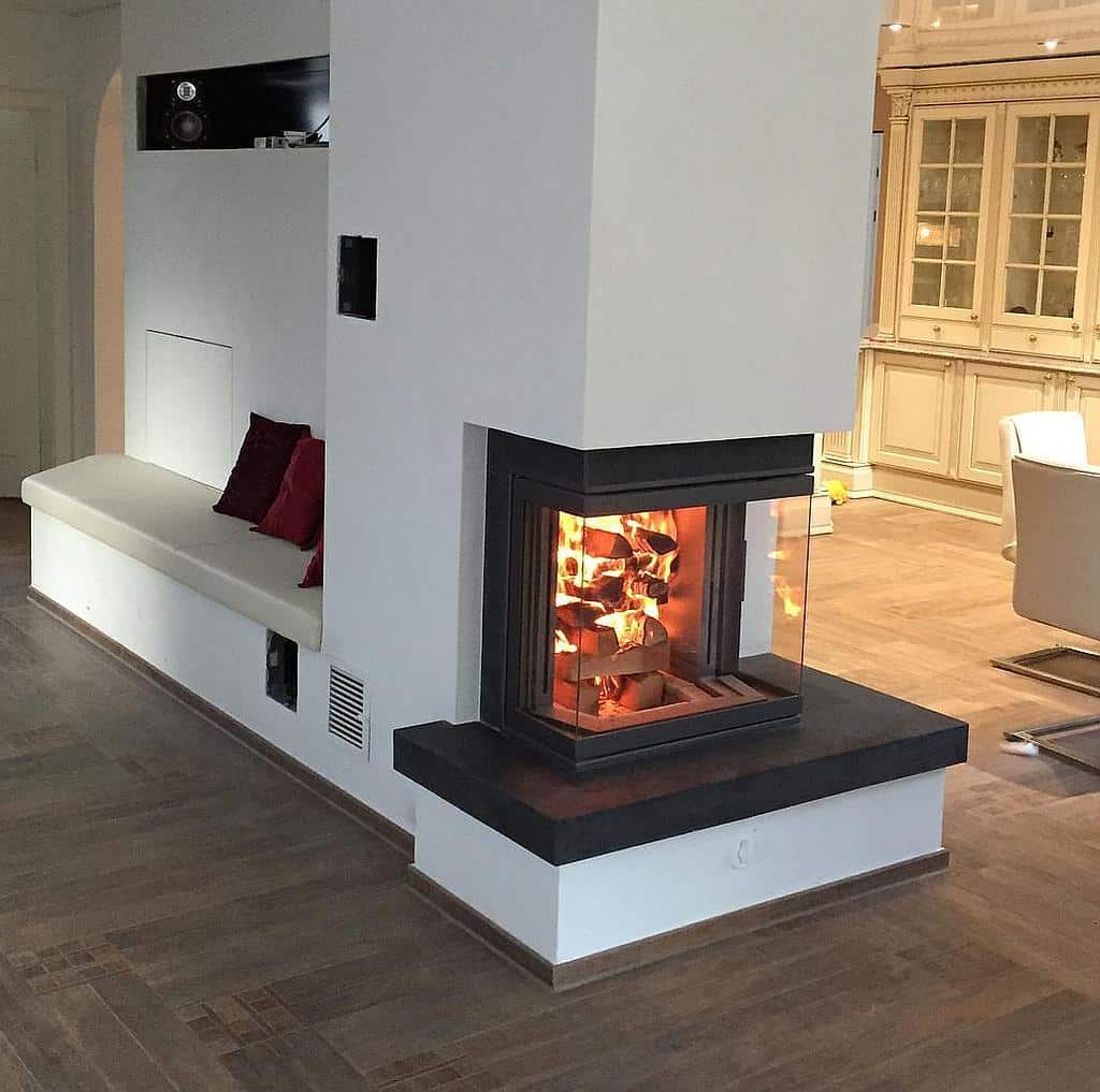 Moderner Eckkamin mit Sitzbank und Glasfront in offener Wohnküche