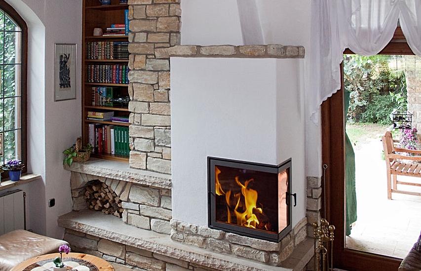 Traditioneller Speicherofen mit Naturstein und Holzregal