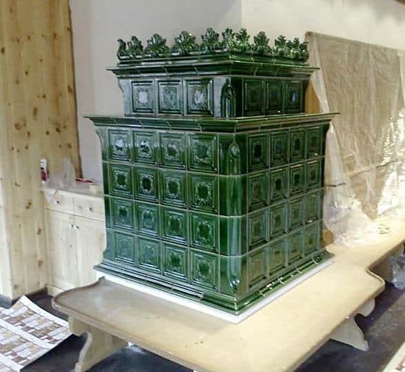 Grüner Kachelofen im traditionellen Stil