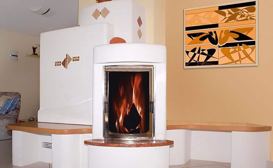 Traditioneller Kachelofen mit Sitzbank und moderner Ornamentik