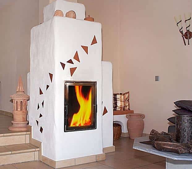 rustikaler Kamin mit rustikalem Putz und geometrischer Terrakotta-Ornamentik