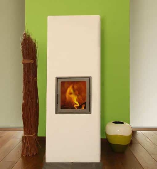 Schmaler Speicherofen in modern-traditionellem Design mit grünem Hintergrund