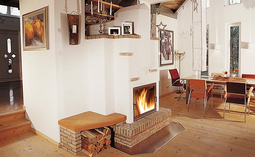 Eckiger Speicherofen mit rustikalen Ziegel- und Holzdetails in hellem Esszimmer