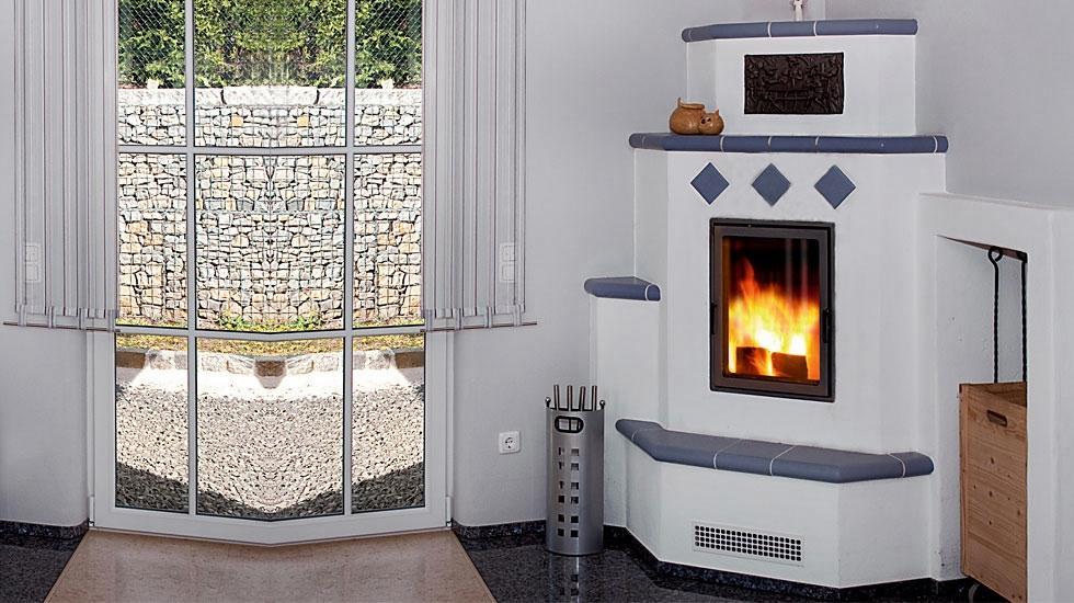 Traditioneller Speicherkamin mit blauen Keramikelementen und integrierter Sitzbank