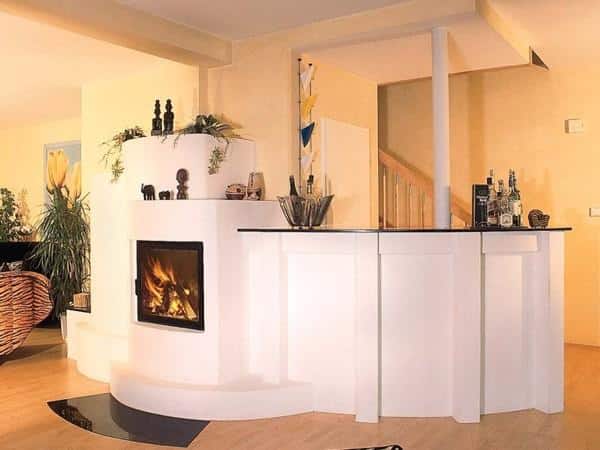 Runder Speicherofen mit integrierter Hausbar in modernem Wohnambiente