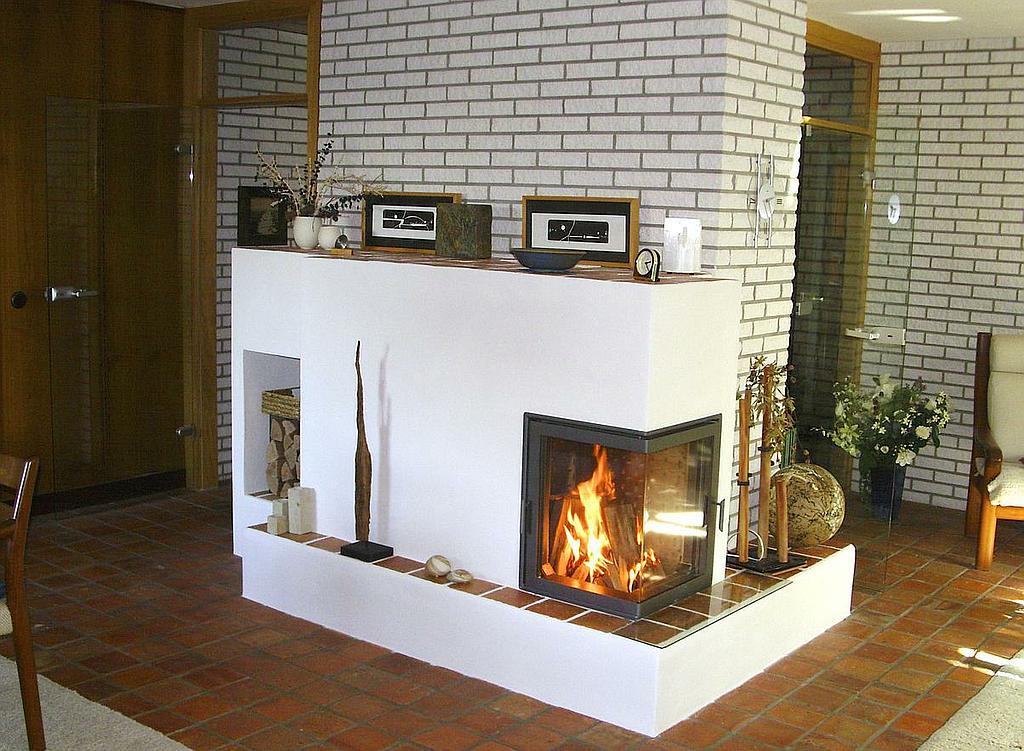 Kamin mit weißem Design und Backsteinwand im modernen Wohnzimmer.