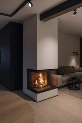 02-Ambio-Speicher_und-Grundofen Moderner Eck-Speicherofen mit Glasfront und sichtbarem Feuer in elegantem Wohnzimmer