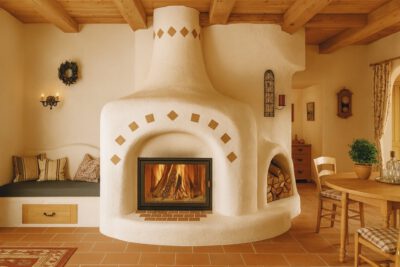 05-Ambio-Speicher_und-Grundofen Traditioneller Grundofen mit runder Form und Sitzbank im Landhausstil