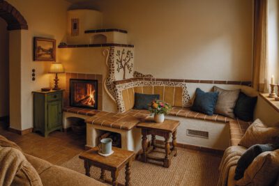 08-Ambio-Speicher_und-Grundofen Gemauerter Speicherofen mit Eckbank und dekorativen Naturstein-Elementen